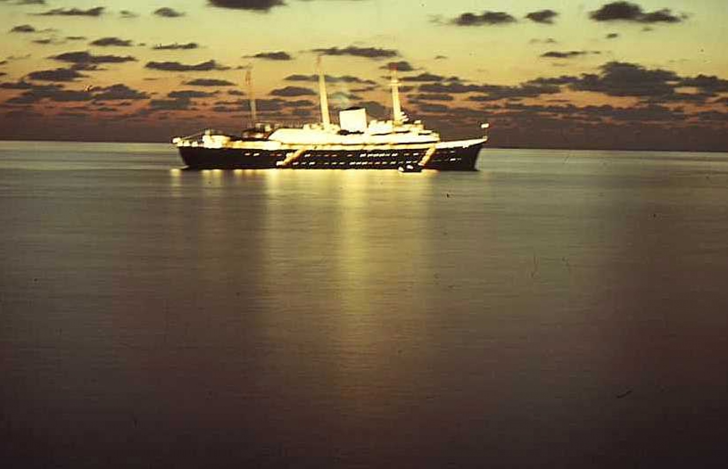 އިނގިރޭސި ވިލާތުގެ ކުރީގެ ރާނީ އެލިޒަބަތު 1972 ވަނަ އަހަރު ރާއްޖެއަށް ވަޑައިގަތް ރަސްމީ ޔޮޓް އެމްއެމްވައި ބްރިޓޭނިއާ މާލޭ ބަނދަރުގައި. -- ފޮޓޯ: ޖޯން ހޯލިޖް