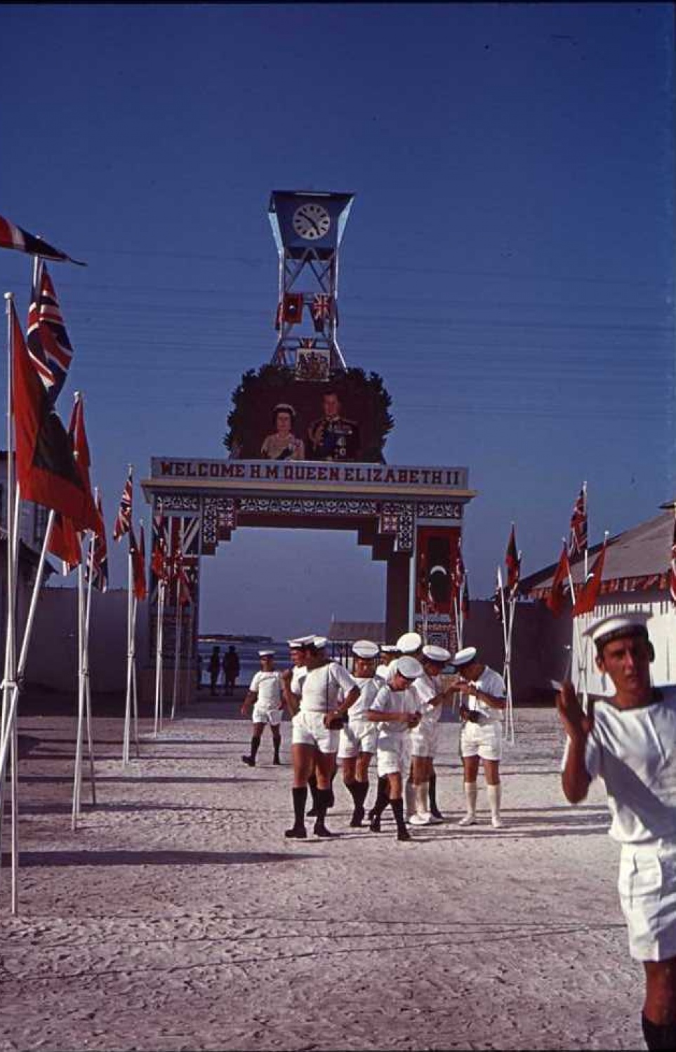 އިނގިރޭސި ވިލާތުގެ ކުރީގެ ރާނީ އެލިޒަބަތު 1972 ވަނަ އަހަރު ރާއްޖެއަށް ވަޑައިގަތް ދުވަހު މާލޭ ބަނދަރުމަތީގައި ހަދާފައިވާ ގިޑިގެއެއް ކައިރީ އިނގިރޭސި ވިލާތުގެ ސިފައިން. -- ފޮޓޯ: ޖޯން ހޯލިޖް