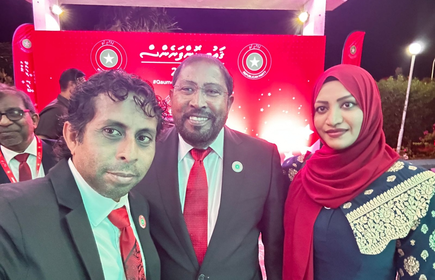 މިދިޔަ ހަފުތާ ބަންދުގައި ބޭއްވި ޖޭޕީގެ ކޮންގްރެސްގެ ހަވާސާގައި އަލީ ސޯލިހު، ގާސިމްގެ ދެކަނބަލުންނާއެކު ސެލްފީއެއް ނަންގަވަނީ.