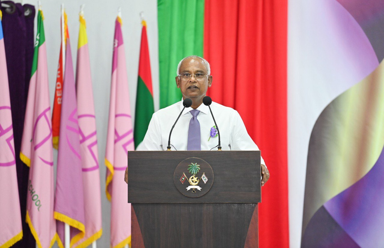 ތ. ހިރިލަންދޫ ސްކޫލްގައި ރައީސް އިބްރާހިމް މުހައްމަދު ސޯލިހު ވާހަކަފުޅު ދައްކަވަނީ--ފޮޓޯ: ރައީސް އޮފީސް