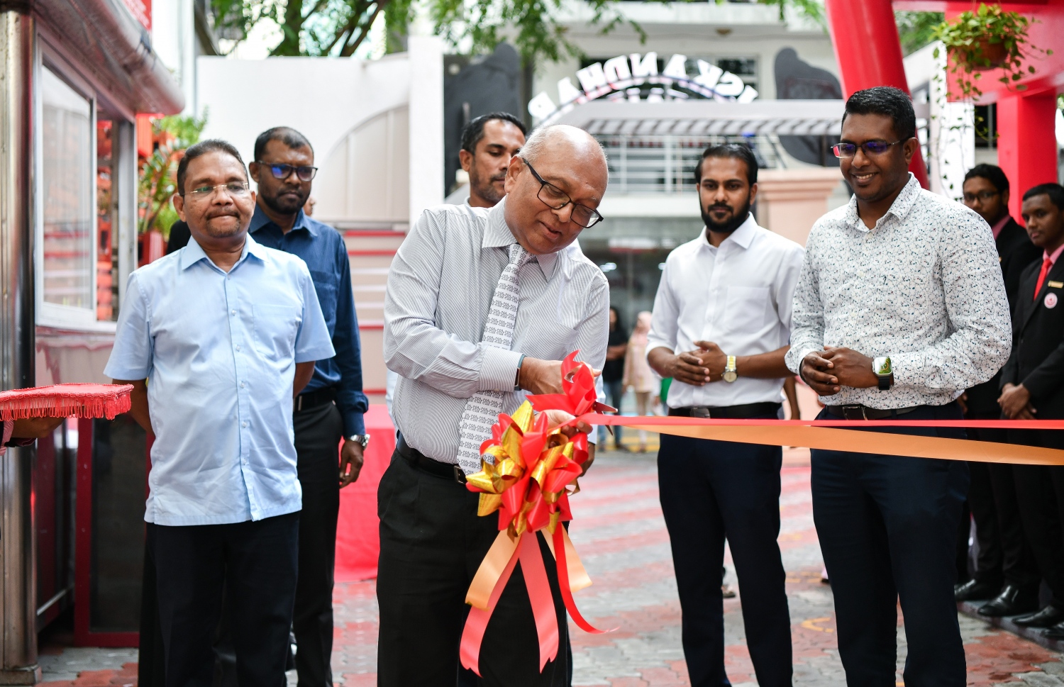 އިސްކަންދަރު ސްކޫލްގެ ފެއާ ރަސްމީކޮށް ވިލާ ކޮލެޖްގެ ރެކްޓަ އަހުމަދު އަންވަރު ހުޅުއްވައި ދެއްވަނީ.--- ފޮޓޯ: ފަޔާޒު މޫސާ | މިހާރު