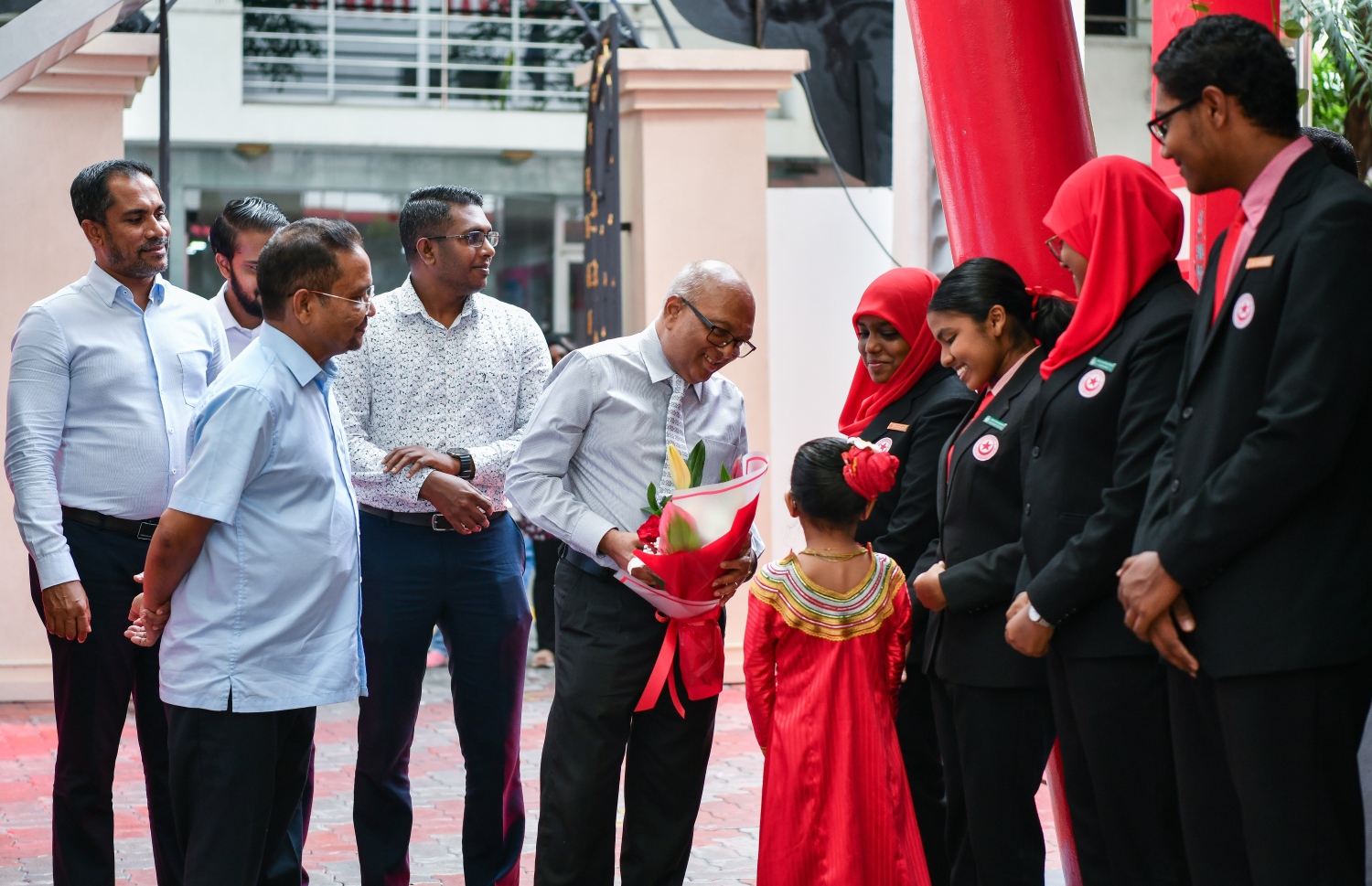 އިސްކަންދަރު ސްކޫލްގެ ފެއާ ހުޅުވުމަށް ބޭއްވި ރަސްމިއްޔާތުގެ ޝަރަފުވެރި މެހުމާން ވިލާ ކޮލެޖްގެ ރެކްޓަ ޑރ. އަހުމަދު އަންވަރު އެ ސްކޫލަށް ވަޑައިގަތުމުން ދަރިވަރަކު މާ ބޮނޑިއެއް އަރުވަނީ.--- ފޮޓޯ: ފަޔާޒު މޫސާ | މިހާރު