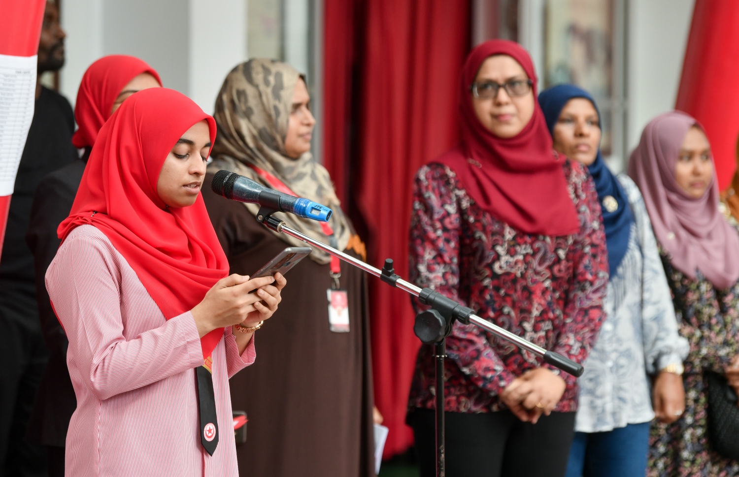 އިސްކަންދަރު ފެއާ 2023 ހުޅުވުމަށް ބޭއްވި ރަސްމިއްޔާތުގައި އެ ސްކޫލްގެ ކުއްޖަކު ގުރުއާން ކިޔަވަނީ.--- ފޮޓޯ: ފަޔާޒު މޫސާ | މިހާރު