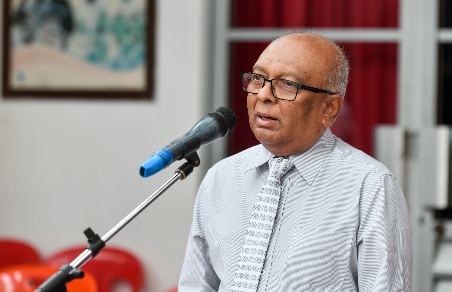 އިސްކަންދަރު ސްކޫލްގެ ފެއާ ހުޅުވުމަށް ބޭއްވި ރަސްމިއްޔާތުގައި ވިލާ ކޮލެޖްގެ ރެކްޓަ ޑރ. އަހުމަދު އަންވަރު  ވާހަކަ ދައްކަވަނީ.--- ފޮޓޯ: ފަޔާޒު މޫސާ | މިހާރު