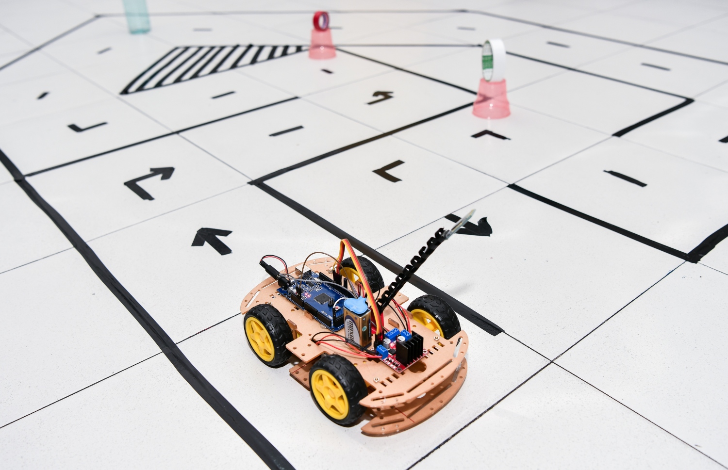 އިސްކަންދަރު ސްކޫލްގެ ފެއާގައި ވިލާ ކޮލެޖުން ހަދާފައިވާ ސްޓޯލްގައި، ރިމޯޓް ކޮންޓްރޯލް ކާރެއް ބޭނުންކުރަން ބަހައްޓާފައި.--- ފޮޓޯ: ފަޔާޒު މޫސާ | މިހާރު