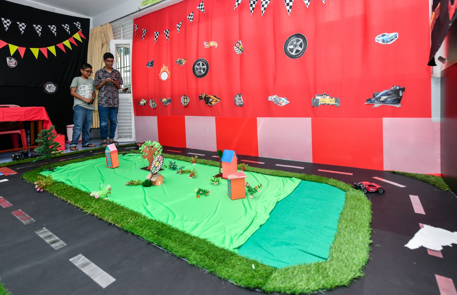 ރިމޯޓް ކޮންޓްރޯލް ކާރު ދުއްވާ ގޭމެއްގައި ދެ ކުއްޖަކު ބައިވެރިވެ، ކާރު ދުއްވަނީ -- ފޮޓޯ: ފަޔާޒު މޫސާ | މިހާރު