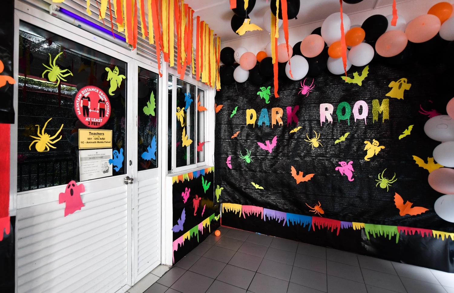 އިސްކަންދަރު ސްކޫލްގެ ފެއާގައި ހަދާފައިވާ ޑާކްރޫމް ސްޓޯލެއް: މި ފެއާގައި 17 ސްޓޯލް ހުންނާނެ.--- ފޮޓޯ؛ ފަޔާޒު މޫސާ | މިހާރު