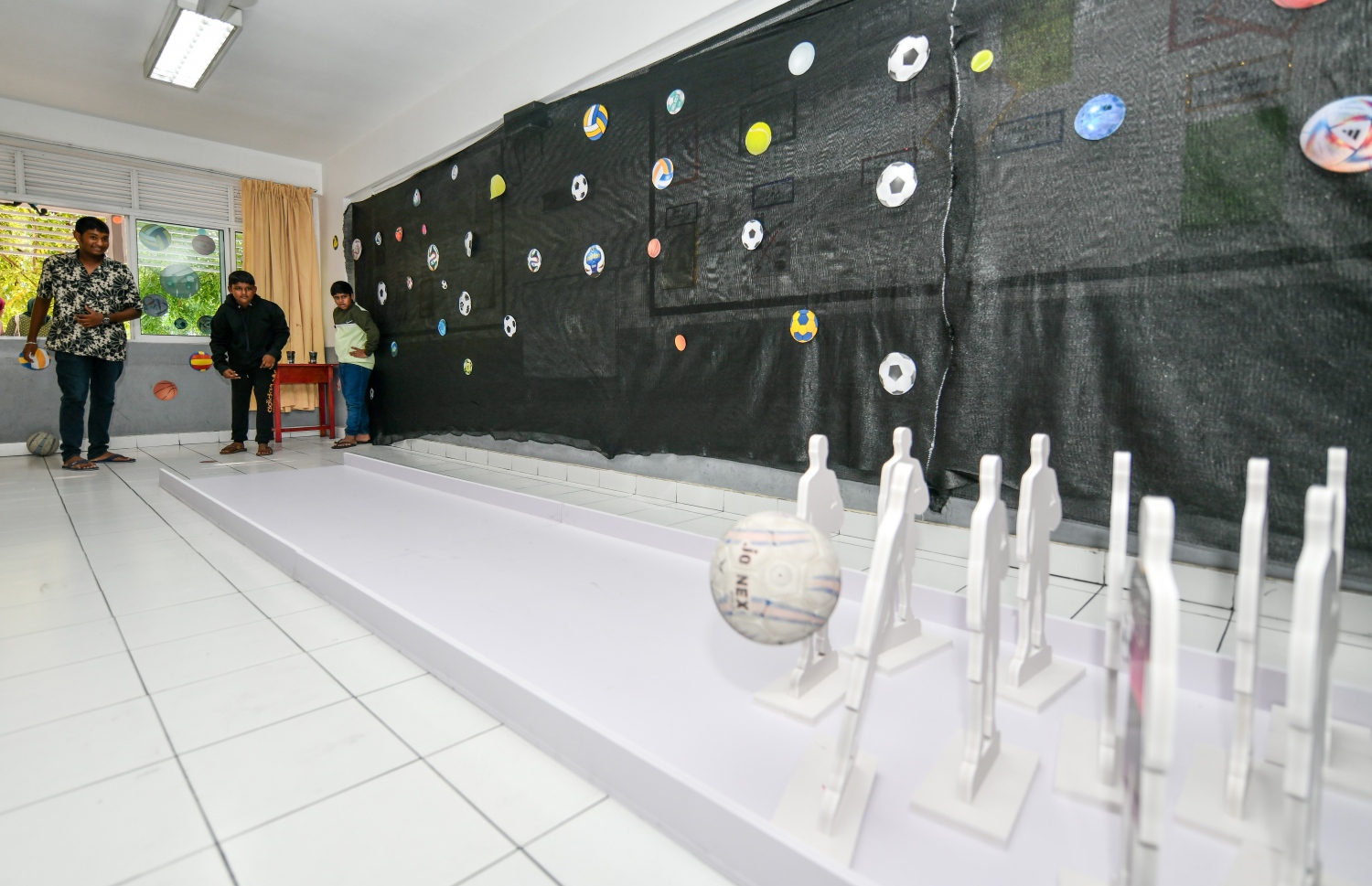 އިސްކަންދަރު ސްކޫލްގެ ފެއާގެ ސްޓޯލެއްގައި ކުރިއަށް ގެންދިޔަ ބޮވްލިން ގޭމްގައި ކުދިންތަކެއް ބައިވެރިވަނީ -- ފޮޓޯ: ފަޔާޒު މޫސާ | މިހާރު