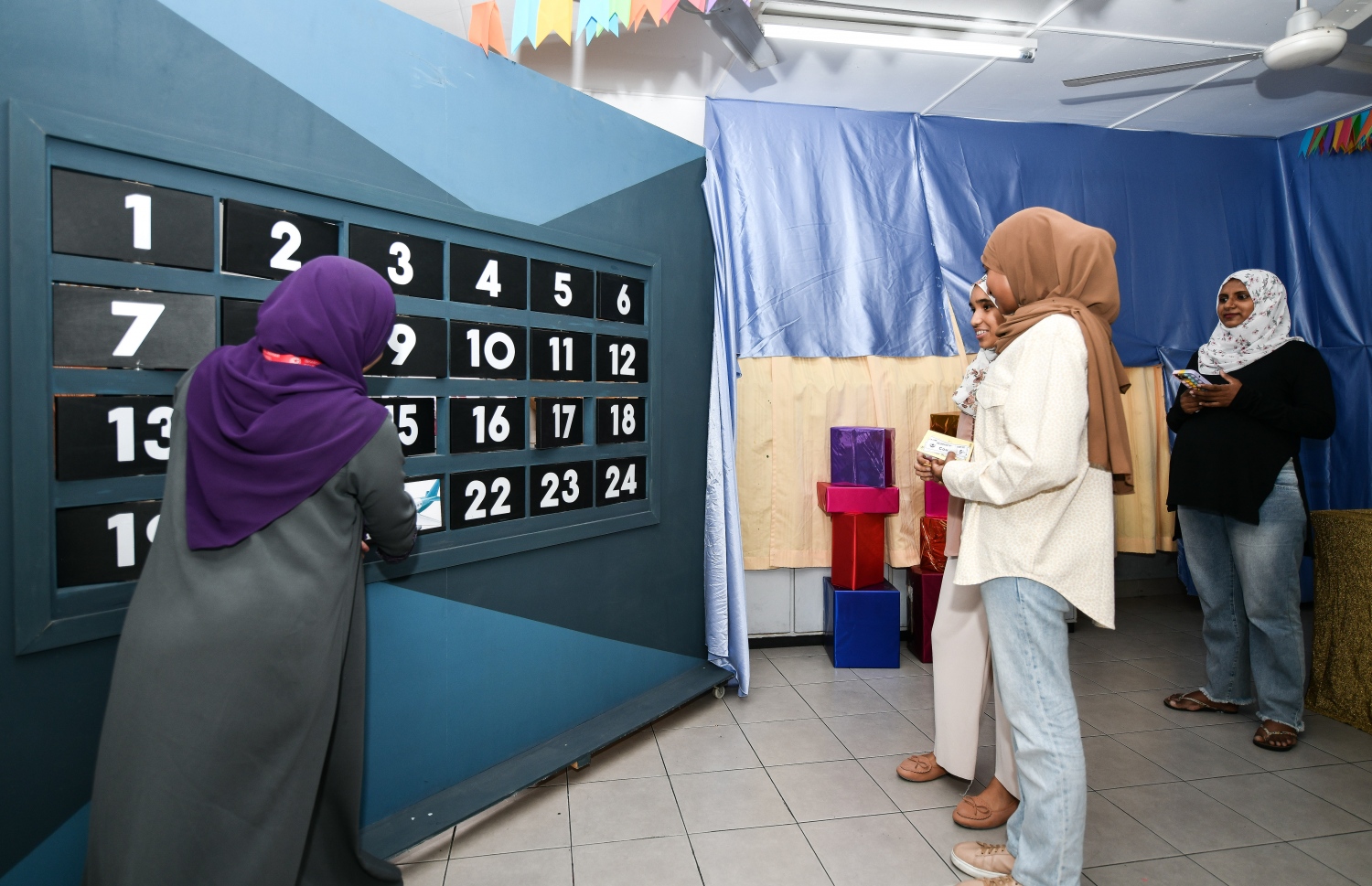 އިސްކަންދަރު ސްކޫލްގެ ފެއާގައި ކުދިންތަކެއް ފޮޓޯ ދިމާކުރަންޖެހޭ ހަރަކާތެއްގައި ބައިވެރިވަނީ -- ފޮޓޯ؛ ފަޔާޒު މޫސާ | މިހާރު