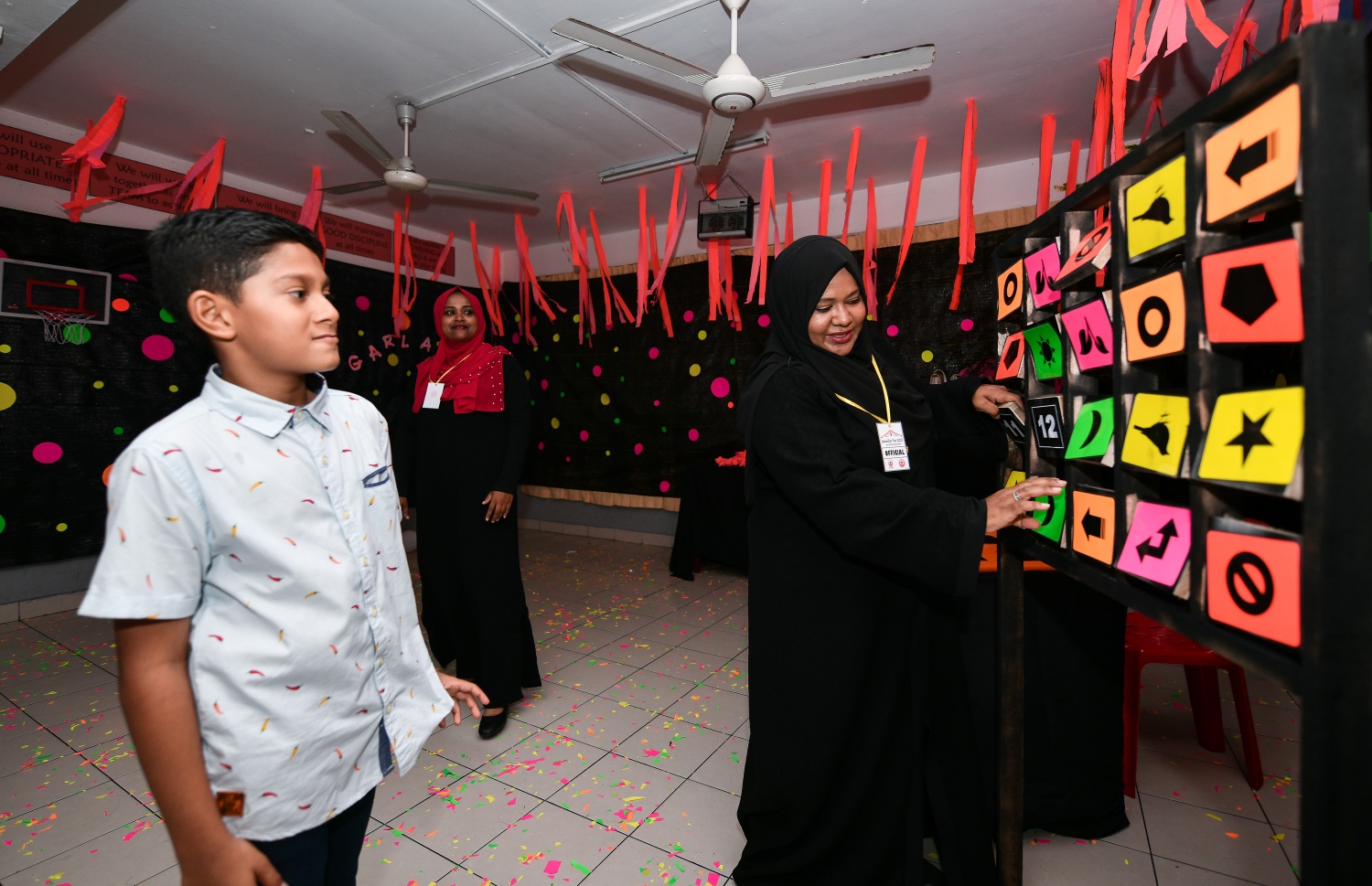 އެއްވައްތަރު ފޮޓޯ ދިމާކުރަން ޖެހޭ ގޭމެއްގައި ކުއްޖަކު ބައިވެރިވަނީ -- ފޮޓޯ: ފަޔާޒު މޫސާ | މިހާރު