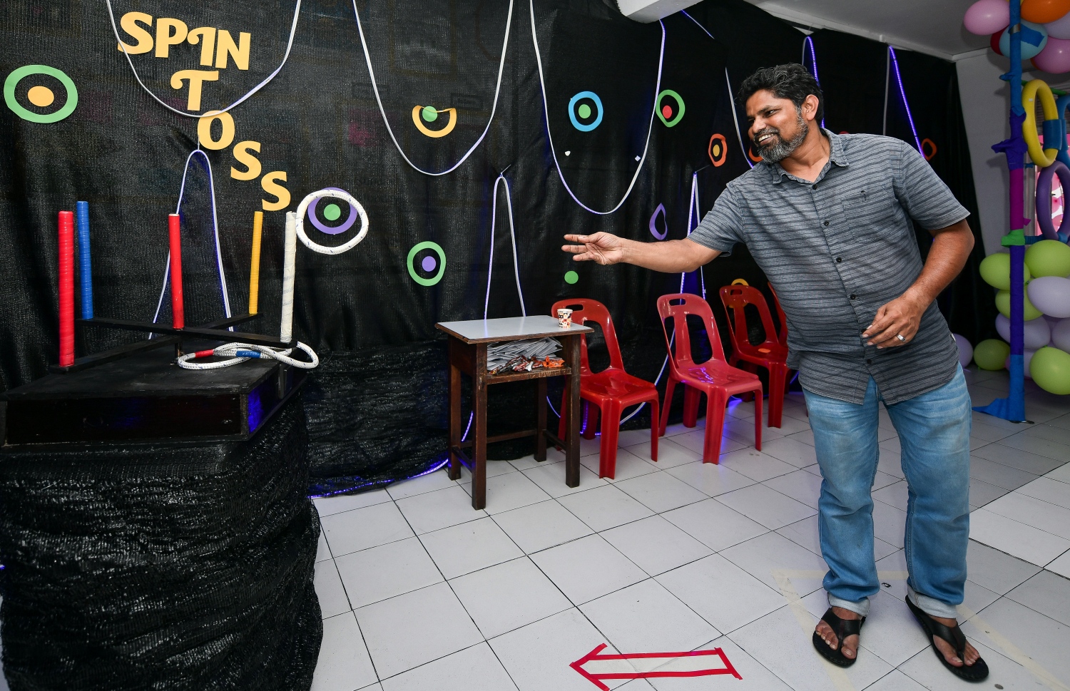 އިސްކަންދަރު ސްކޫލްގެ ފެއާގެ ސްޓޯލެއްގައި އެ ސްކޫލްގެ ކުއްޖެއްގެ ބެލެނިވެރިއަކު ގޭމް ހަރަކާތެއްގައި ބައިވެރިވަނީ -- ފޮޓޯ: ފަޔާޒު މޫސާ | މިހާރު