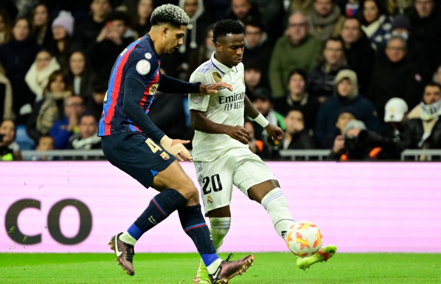 ބާސެލޯނާގެ އަރައުހޯ (ވ)، ރެއާލްގެ ވިނީޝިއަސް ޖޫނިއާ އަތުން ބޯޅަ ހޯދަން މަސައްކަތް ކުރަނީ.-- ފޮޓޯ: އޭއެފްޕީ