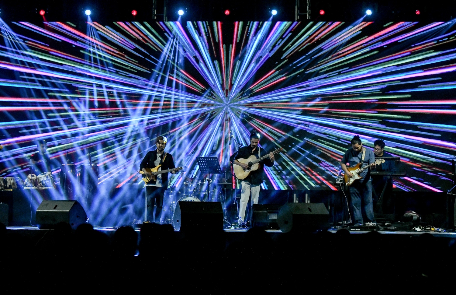 ރޭ ބޭއްވި "މިއުޒިކަލް އައިޑަލް" ޝޯގައި ޕަވަންދީޕް ޕާފޯމް ކުރަނީ.-- ފޮޓޯ:ނިޝާން އަލީ / މިހާރު