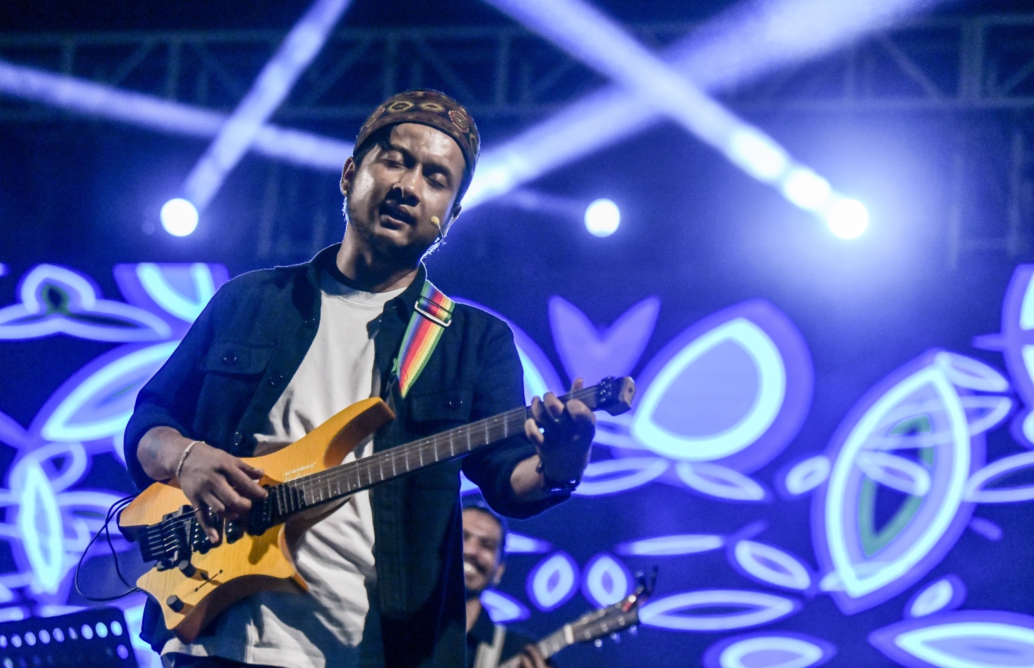 ރޭ ބޭއްވި "މިއުޒިކަލް އައިޑަލް" ޝޯގައި ޕަވަންދީޕް ޕާފޯމް ކުރަނީ.-- ފޮޓޯ:ނިޝާން އަލީ / މިހާރު