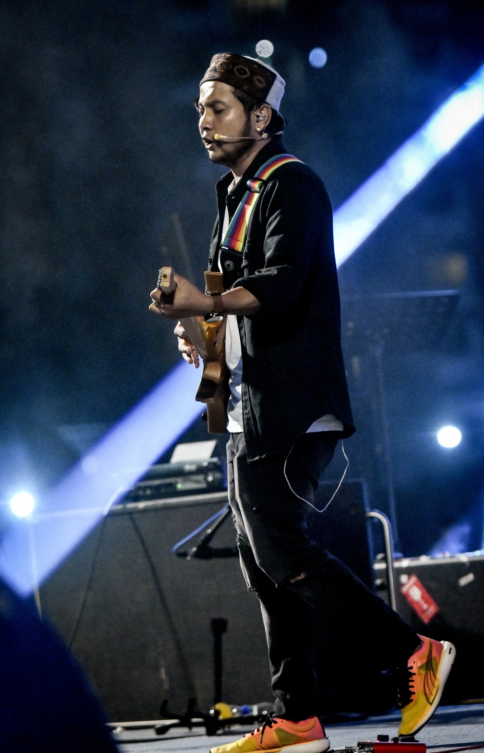 ރޭ ބޭއްވި "މިއުޒިކަލް އައިޑަލް" ޝޯގައި ޕަވަންދީޕް ޕާފޯމް ކުރަނީ.-- ފޮޓޯ:ނިޝާން އަލީ / މިހާރު