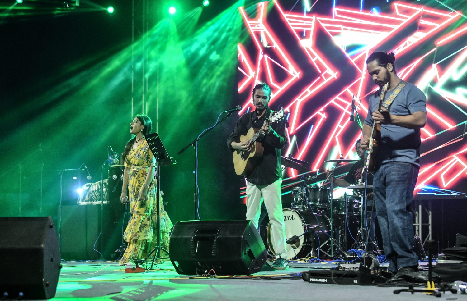 ރޭ ބޭއްވި "މިއުޒިކަލް އައިޑަލް" ޝޯގައި އަރުނިތާ ޕާފޯމް ކުރަނީ.-- ފޮޓޯ:ނިޝާން އަލީ / މިހާރު