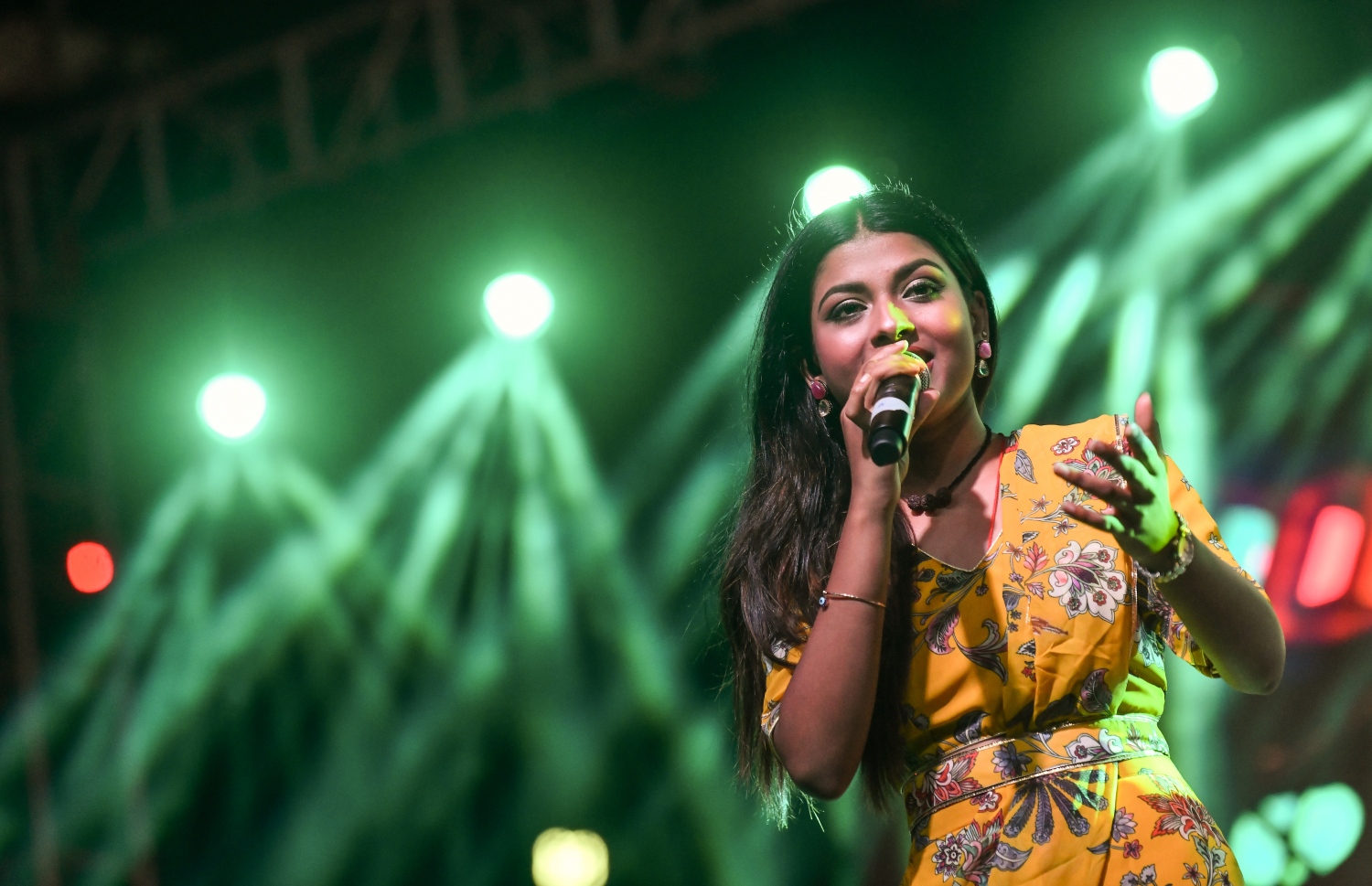 ރޭ ބޭއްވި "މިއުޒިކަލް އައިޑަލް" ޝޯގައި އަރުނިތާ ޕާފޯމް ކުރަނީ.-- ފޮޓޯ:ނިޝާން އަލީ / މިހާރު