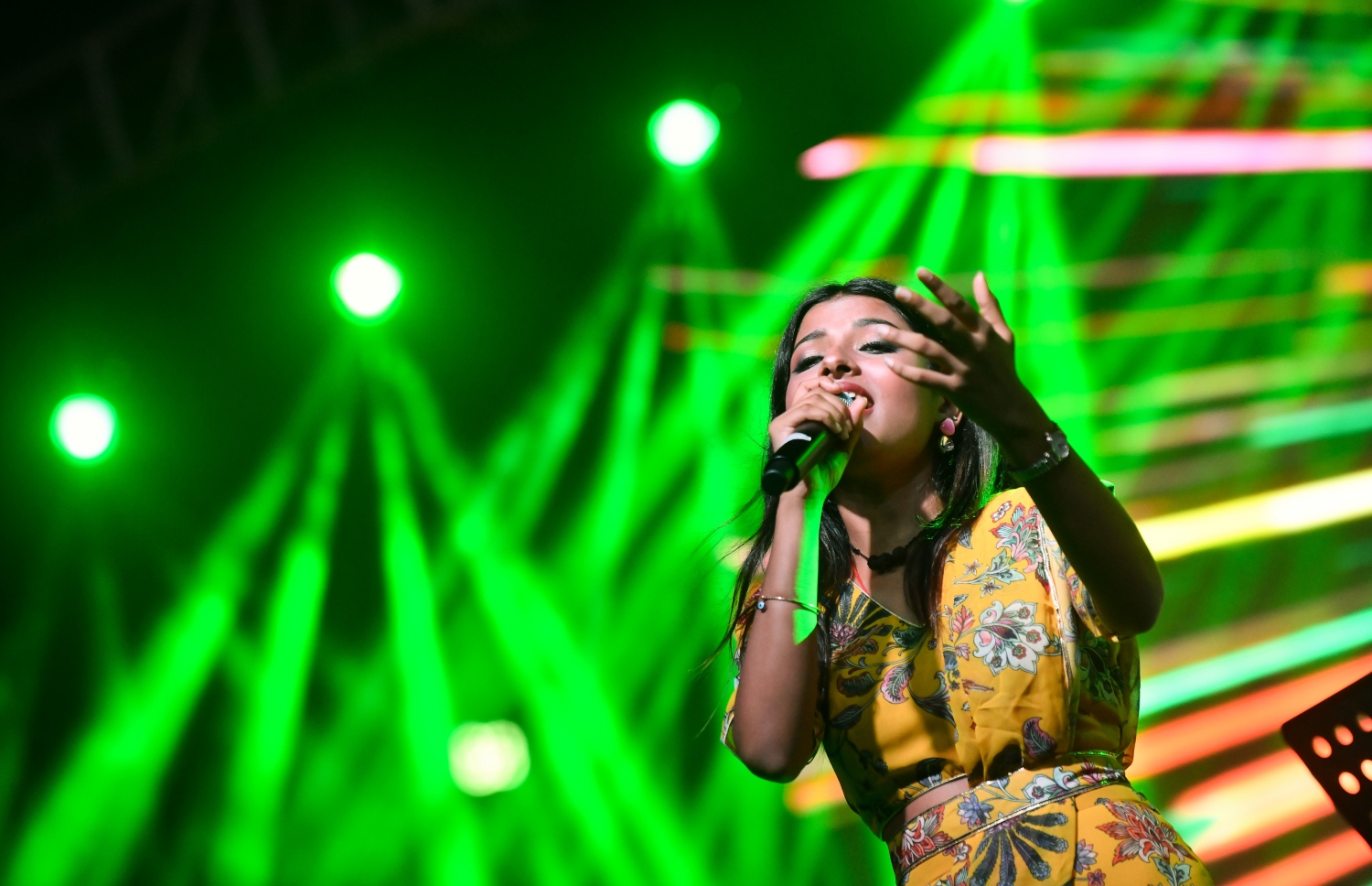 ރޭ ބޭއްވި "މިއުޒިކަލް އައިޑަލް" ޝޯގައި އަރުނިތާ ޕާފޯމް ކުރަނީ.-- ފޮޓޯ:ނިޝާން އަލީ / މިހާރު