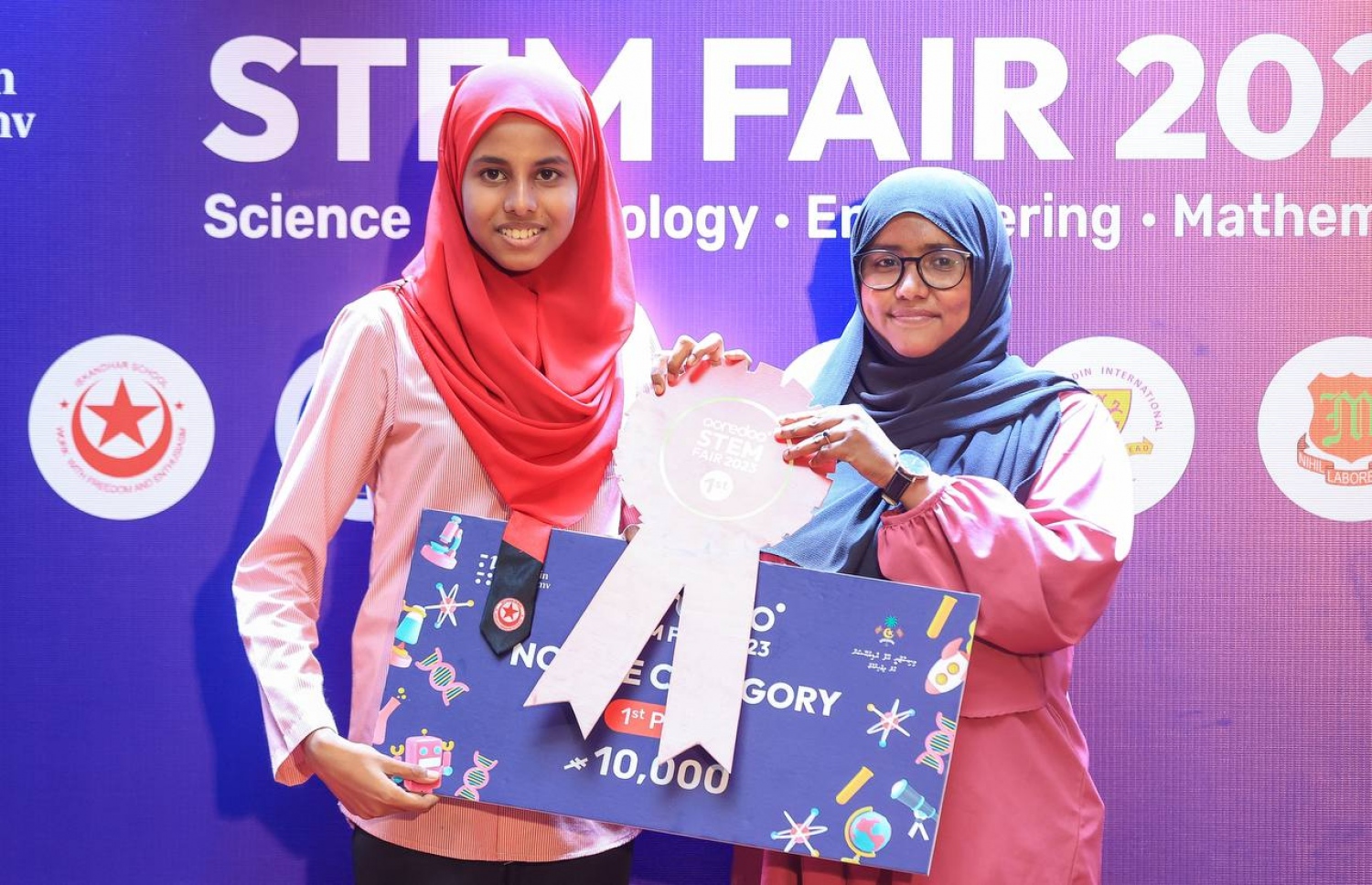 ސީނިއާ ގުރޫޕުން އެއް ވަނަ އަށް ދިޔަ ގްރޫޕުން އިނާމާއި ހަވާލު ވަނީ. -- ފޮޓޯ: ފަޔާޒް މޫސާ | މިހާރު