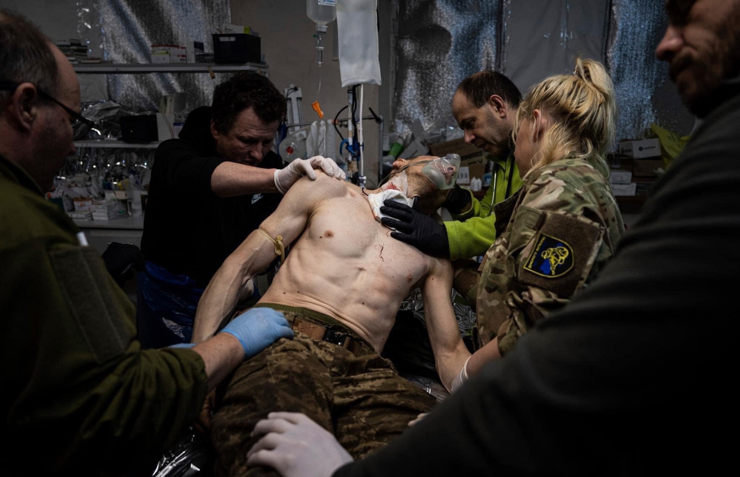 މާޗް 4، 2023؛ ޔޫކްރޭންގެ އިރުދެކުނު ސަހަރެއް ކަމަށްވާ ބަޚްމުތު ހިފުމަށް ރަޝިޔާ ސިފައިން ދެމުންދާ ވަރުގަދަ ހަމަލާތަކުގައި ޒަޚަމްވި، ޔޫކްރޭންގެ ސިފައިންގެ މީހަކަށް މައިދާނީ އަސްކަރީ ހޮސްޕިޓަލެއްގައި ފަރުވާ ދެނީ.