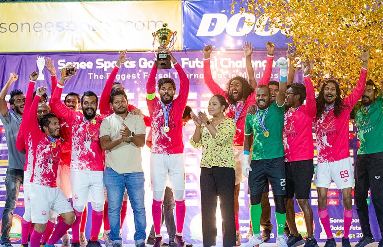 މާފަންނުން ޒޯން 8 ގެ ތަށި އުފުލާލަނީ.-- ފޮޓޯ ގޯލްޑަން ފުޓްސަލް އެސޯސިއޭޝަން/ އިމޭޖަސް އެމްވީ