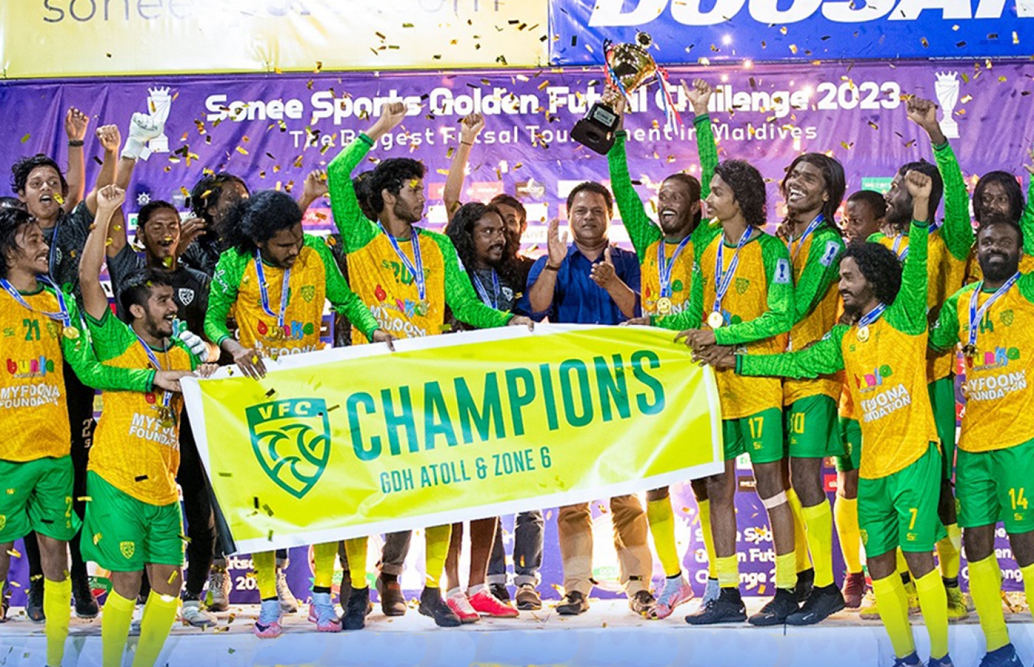 ވާދޫ އިން ޒޯން 6 ގެ ތަށި އުފުލާލަނީ.-- ފޮޓޯ ގޯލްޑަން ފުޓްސަލް އެސޯސިއޭޝަން/ އިމޭޖަސް އެމްވީ