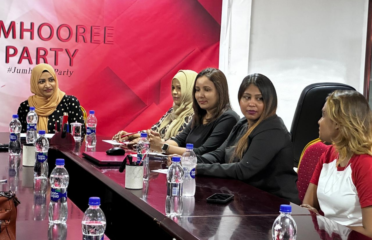 އަންހެނުންގެ ދުވަސް ފާހަގަކުރުމާ ގުޅޭ ގޮތުން މަޝްވަރާކުރުމަށް ޖުމްހޫރީ ޕާޓީން ބޭއްވި ޖަލްސާ.-- ފޮޓޯ: ޖޫމްހޫރީ ޕާޓީ