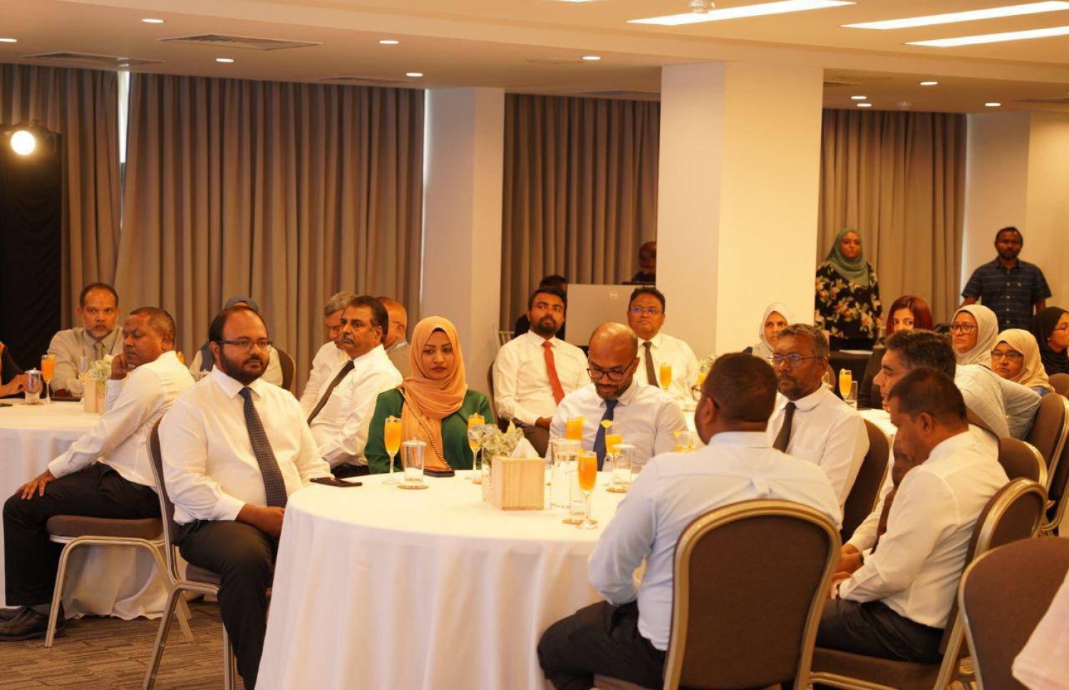 ގަން އިންޓަނޭޝަނަލް އެއާޕޯޓުގެ މަޝްރޫއުގެ އެއްބަސްވުމުގައި ސޮއިކުރަން ބޭއްވި ރަސްމިއްޔާތުގައި ބައިވެރިވެވަޑައިގެންނެވި ބައެއް ބޭފުޅުން.-- ފޮޓޯ: އިކޮނޮމިކް މިނިސްޓްރީ