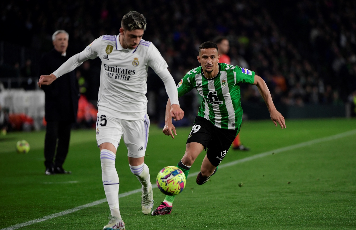 ރެއާލްގެ ވަލްވާޑޭ ބޯޅަ ހިފައިގެންދާން މަސައްކަތް ކުރާއިރު ބެޓިސްގެ ލުިޒް ފިލިޕޭ ބޯޅަ ހޯދަން މަސައްކަތް ކުރަނީ: ރެއާލްގެ ކޯޗު އަންޗެލޮއްޓީ ބުނީ އެޓޭކުތަކުގައި އެންމެ އެކަށީގެންވާ ކުޅުމެއް ނުދެއްކޭ ކަމަށް --- ފޮޓޯ: އޭއެފްޕީ