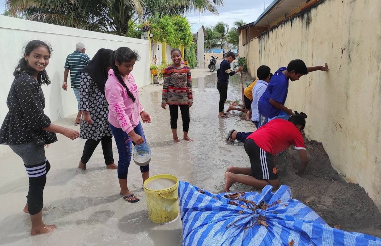 ދަރިވަރުން ކޮޕީ ފަތް ގަސް އިންދުމަށް ވަޅު ކޮންނަނީ. -- ފޮޓޯ: ބޮޑުފޮޅަދޫ ސްކޫލު