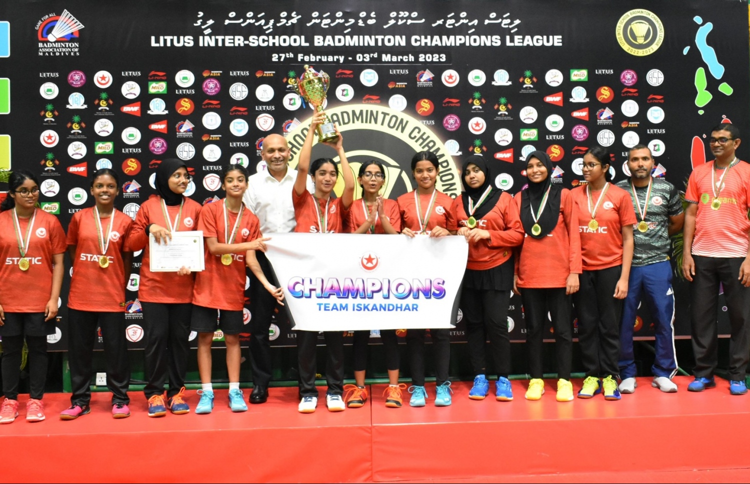 ގްރޭޑް 9/10 ގެ އަންހެން ބައިގެ ޗެމްޕިއަން ކަން ހޯދި އިސްކަންދަރު ސްކޫލް.-- ފޮޓޯ: ބެޑްމިންޓަން އެސޯސިއޭޝަން