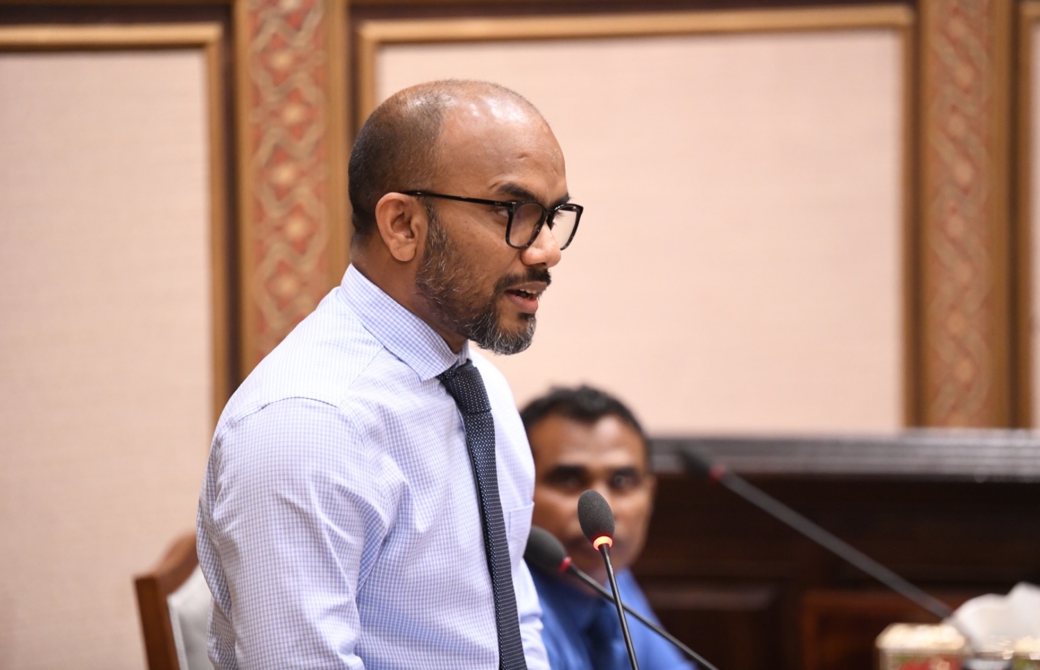 މަޖިލީހުގައި އަމީރު ވާހަކަ ދައްކަވަނީ: މެމްބަރުންގެ ސުވާލުތަކަށް ޖަވާބު ދެއްވަމުން ވިދާޅުވީ ވެންޓިލޭޓަރުތައް ހޯދުމުގައި އެ މިނިސްޓްރީގެ ގޯހެއް އެއްވެސް އިދާރާއަކުން ފާހަގަކޮށްފައި ނުވާ ކަމަށް.