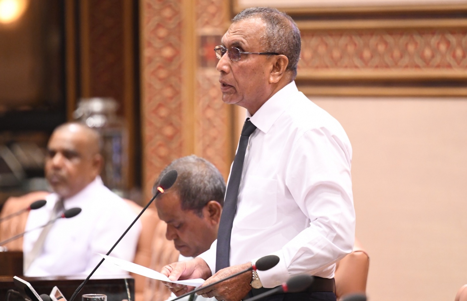 އަފީފް މަޖިލީހުގައި އަމީރުއާ ސުވާލު ކުރައްވަނީ. -- ފޮޓޯ | މިހާރު