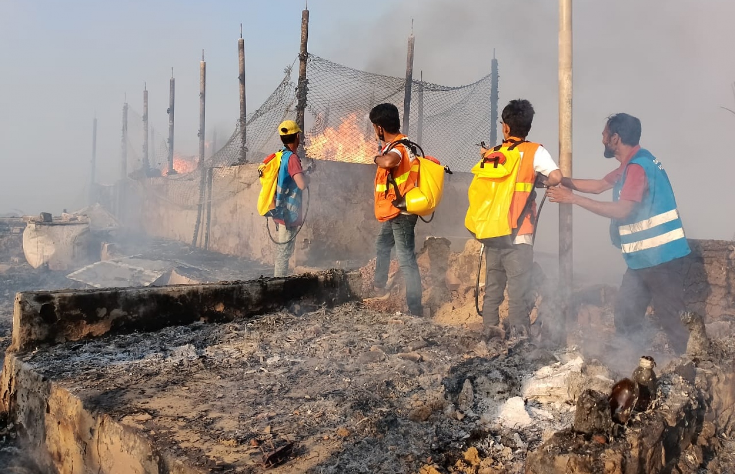 ރޮހިންޖާ ދަރިކޮޅުގެ މުސްލިމު ރެފިއުޖީން ދިރިއުޅޭ ފޭލިގެ އަވަށުގައި ރޯވެ ގެތައް އަނދައި އަޅިއަށްވެފައި.