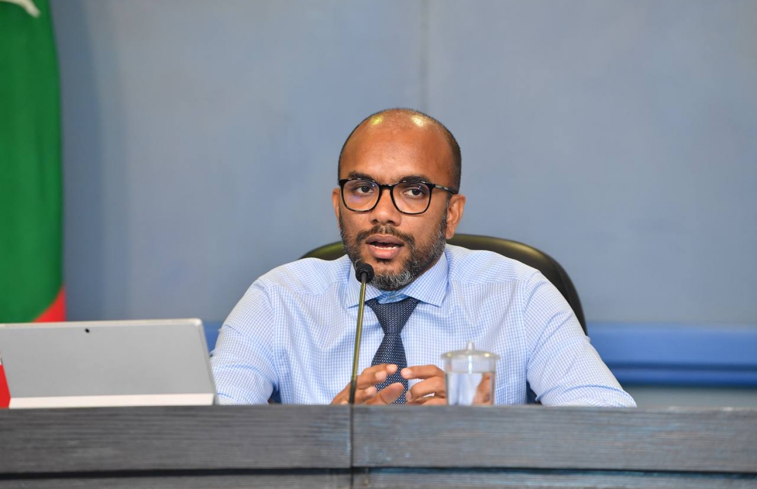 ޔުނިވާސިޓީ މުވައްޒަފުންގެ މުސާރައަށް އައި ބަދަލާ ގުޅޭ ގޮތުން ނޫސްވެރިންނަށް މައުލޫމާތު ދިނުމަށް ބޭއްވި ޕްރެސްގައި ފިނޭންސް މިނިސްޓަރު އިބްރާހިމް އަމީރު ވާހަކަދައްކަވަނީ. -- ފޮޓޯ: ރައީސް އޮފީސް
