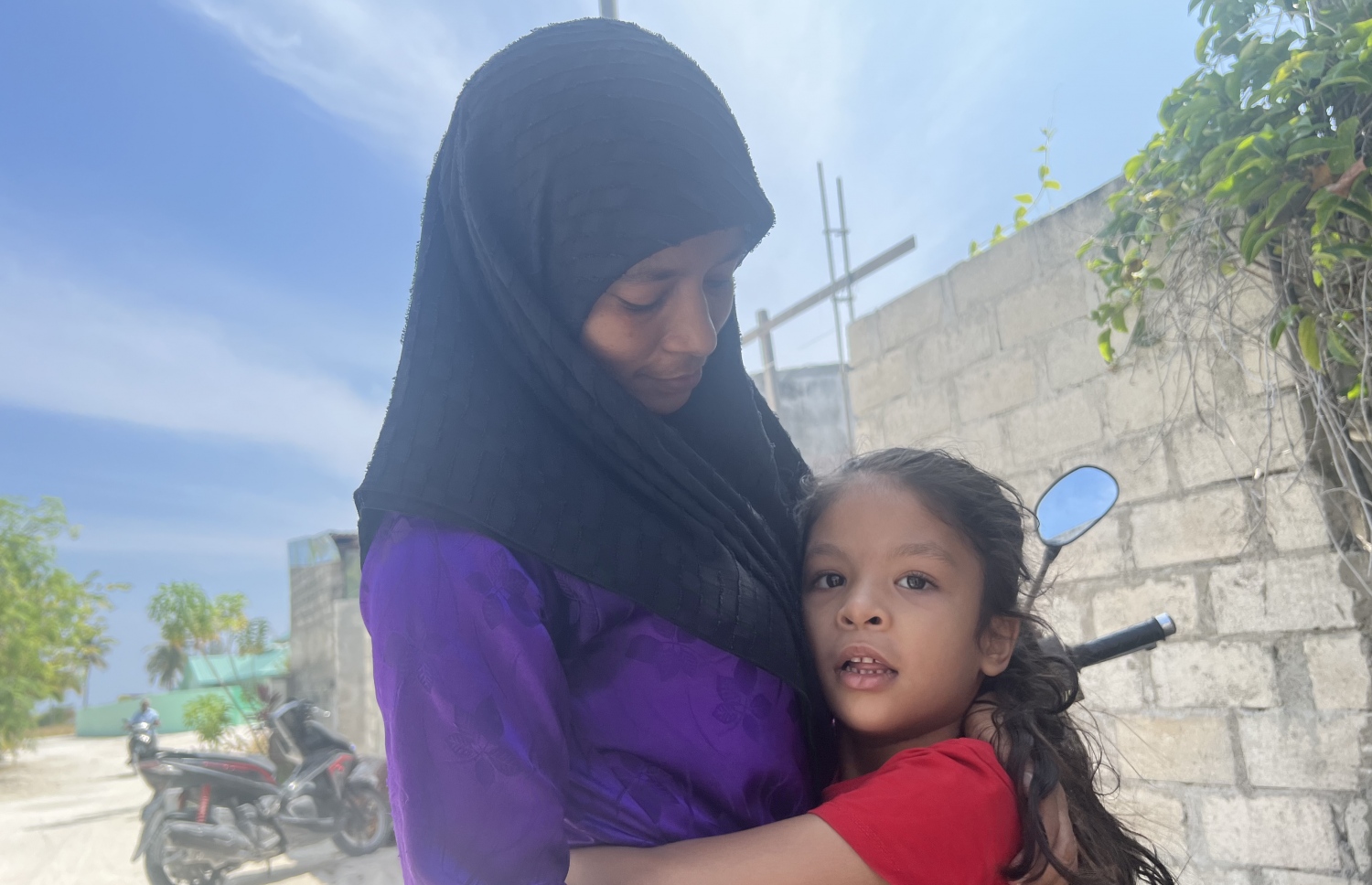 އާރާ، މަންމައާ އެކު މަގުމަތީގައި މަޑުކޮށްލައިގެން. -- ފޮޓޯ | މިހާރު