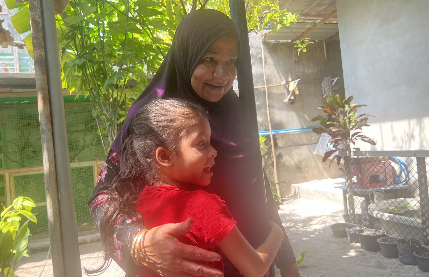 އާރާ މާމައާ އެކު ގޭތެރޭގައި: ގިނަ ވަގުތު ހޭދަކުރަނީ މާމަ އާއި ކާފައާ އެކުގައި. -- ފޮޓޯ | މިހާރު