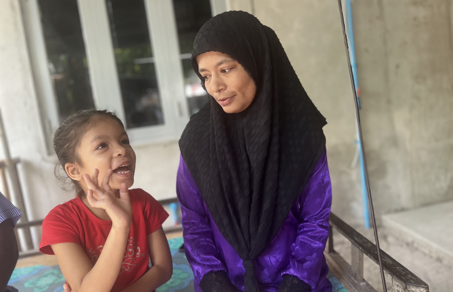 އާރާ މަންމައާ އަތުގެ އިޝާރާތުން ވާހަކަ ދައްކަނީ: މަންމަ ވެސް ކުޑައިރު އައި ގަދަހުމަކާ އެކު އެއް ކަންފަތް ވަނީ ބީރުވެފައި.