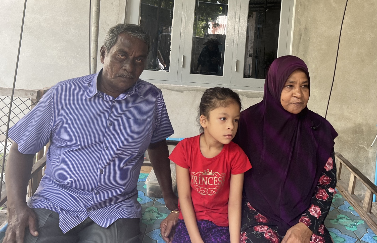 މާމަ އާއި ކާފަ ވާހަކަ ދައްކާއިރު އާރާ ގާތުގައި: އާރާ އަށް މިހާރު އިވެނީ ބާރު އަޑުތައް އެކަނި.