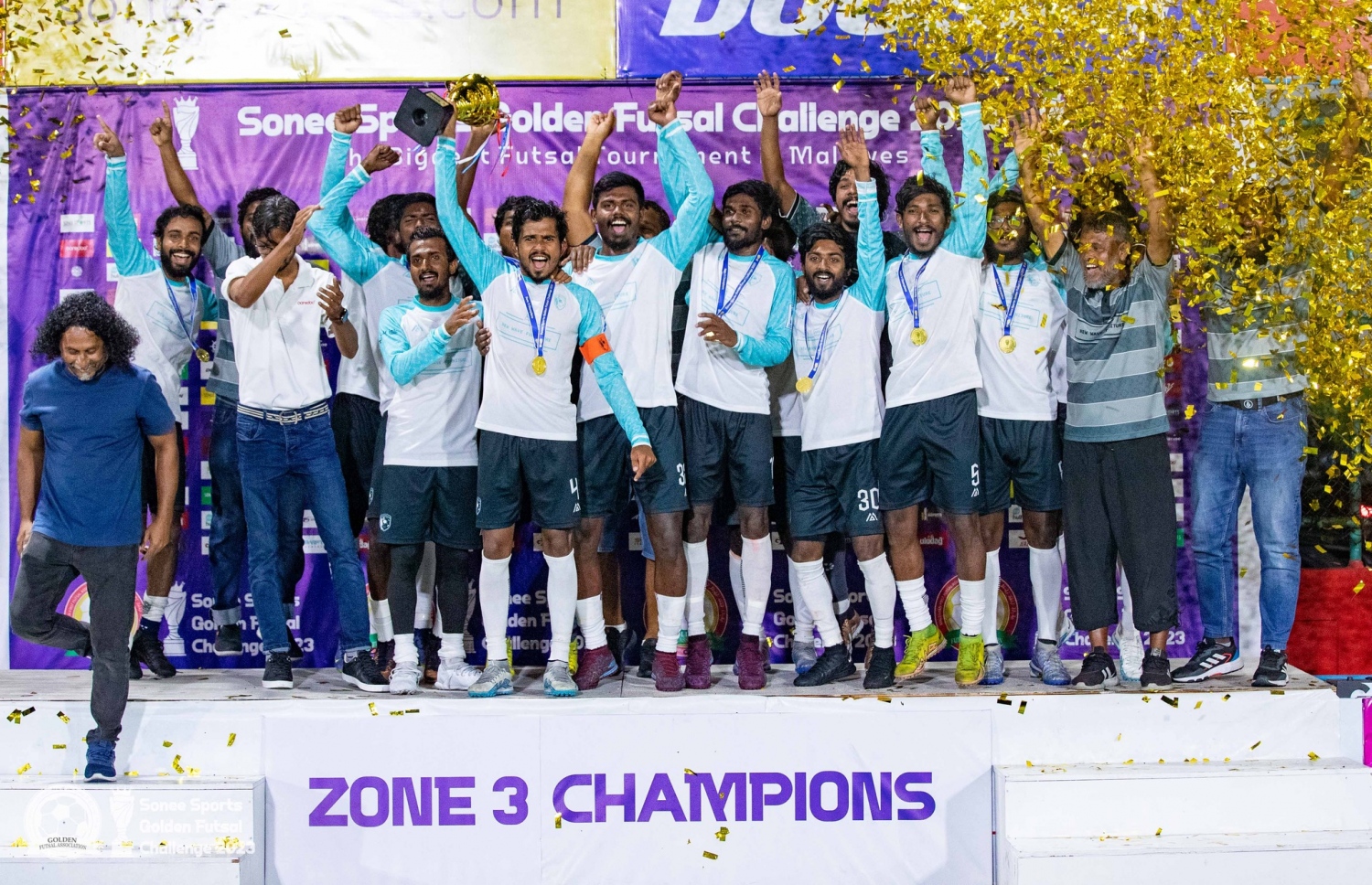 ގާފަރުން ޒޯން 3 ގެ ޗެމްޕިއަން ތަށި އުފުލާލަނީ.-- ފޮޓޯ: ގޯލްޑަން ފުޓްސަލް އެސޯސިއޭޝަން/ އިމޭޖަސް އެމްވީ