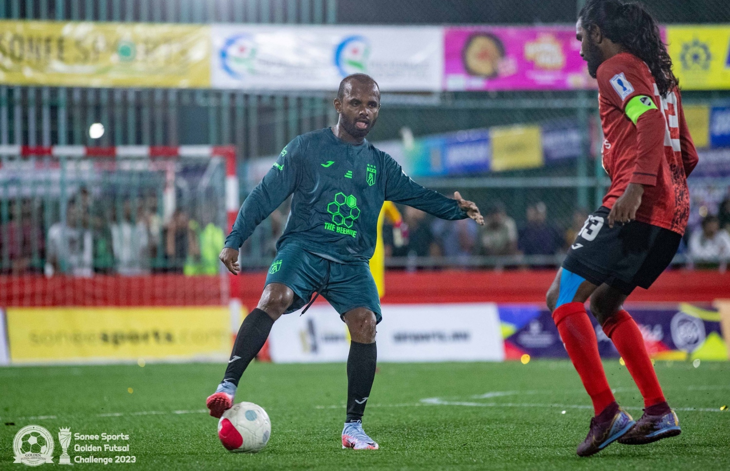 ޒޯން 5 ގެ ފައިނަލުގައި ތިމަރަފުށީގެ އަލީ ޝިފާއު (ރޮނާ) ބޯޅަ ހިފައިގެން.--  ފޮޓޯ: ގޯލްޑަން ފުޓްސަލް އެސޯސިއޭޝަން/ އިމޭޖަސް އެމްވީ