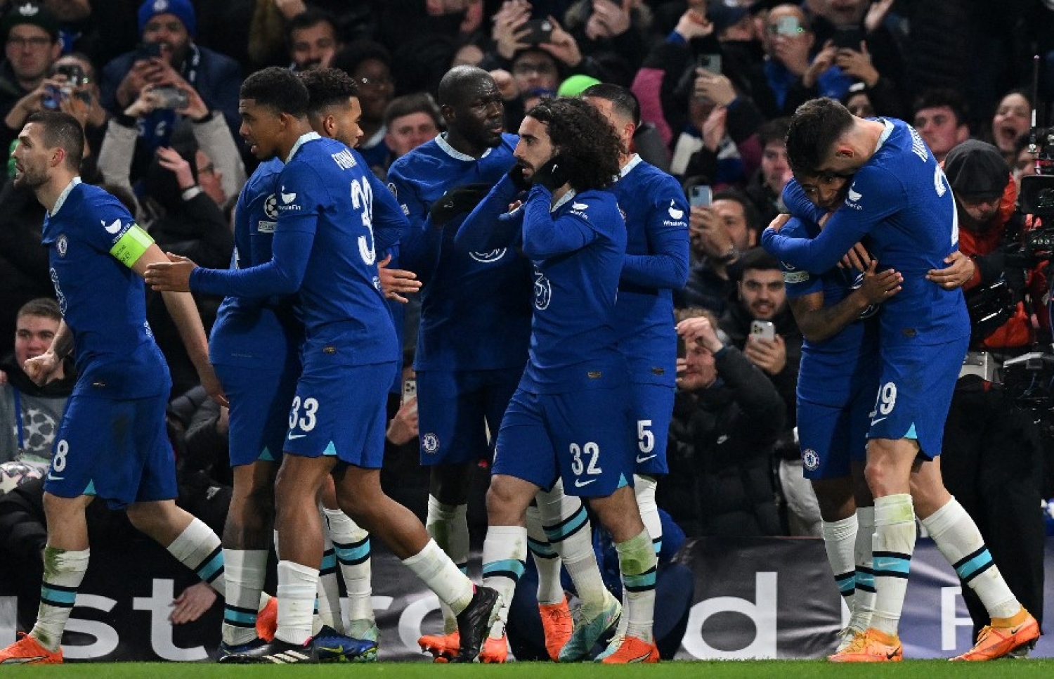 ޗެލްސީން ޖެހި ފުރަތަމަ ގޯލަށް ފަހު ބައެއް ކުޅުންތެރިން އުފާފާޅު ކުރަނީ.-- ފޮޓޯ: އޭއެފްޕީ