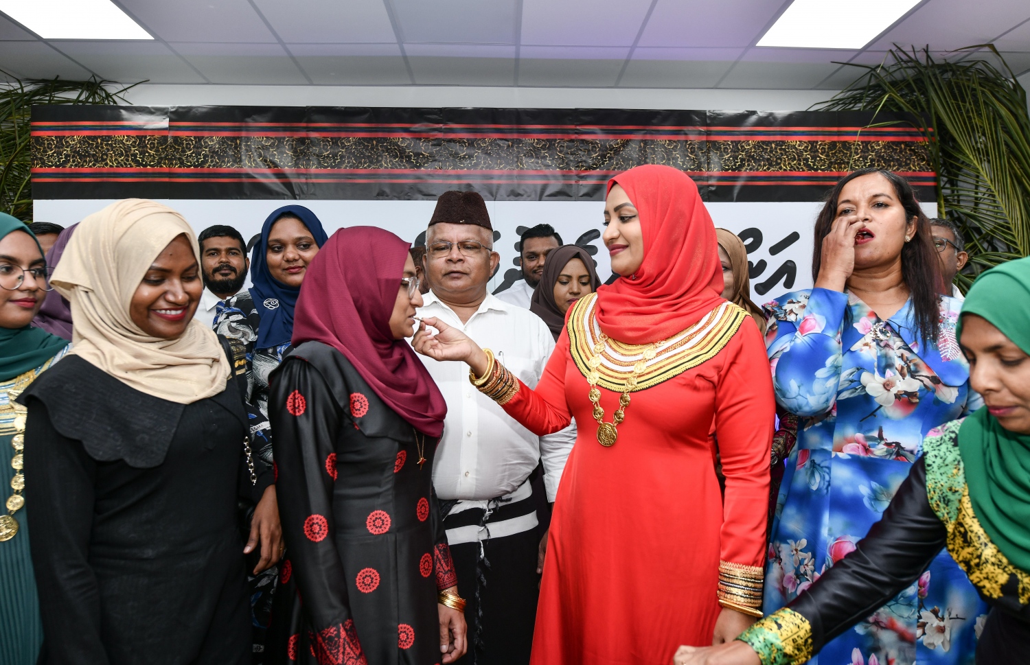 ޓްރާންސްޕޯޓް މިނިސްޓްރީން އަންހެނުންގެ ދުވަސް ފާހަގަކުރުމަށް އެ މިނިސްޓްރީގައި ބޭއްވި ހަފުލާގައި ޓްރާންސްޕޯޓް މިނިސްޓަރު އައިޝަތު ނަހުލާ ބައިވެރިވެވަަޑައިގަންނަވަނީ.-- ފޮޓޯ: ނިޝާން އަލީ / މިހާރު