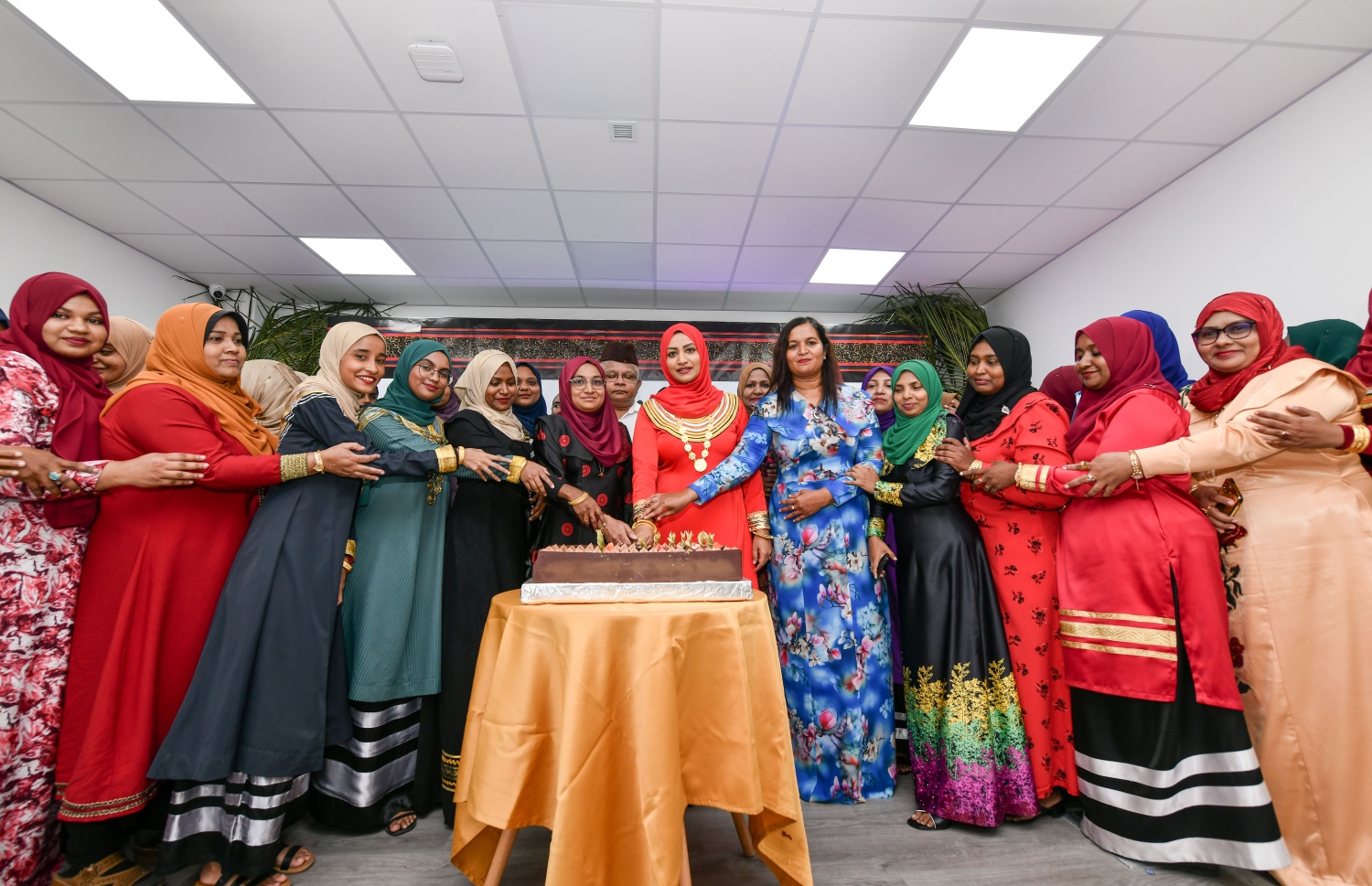 ޓްރާންސްޕޯޓް މިނިސްޓްރީން އަންހެނުންގެ ދުވަސް ފާހަގަކުރުމަށް އެ މިނިސްޓްރީގައި ބޭއްވި ހަފުލާގައި ކޭކު ފަޅަނީ.-- ފޮޓޯ: ނިޝާން އަލީ / މިހާރު