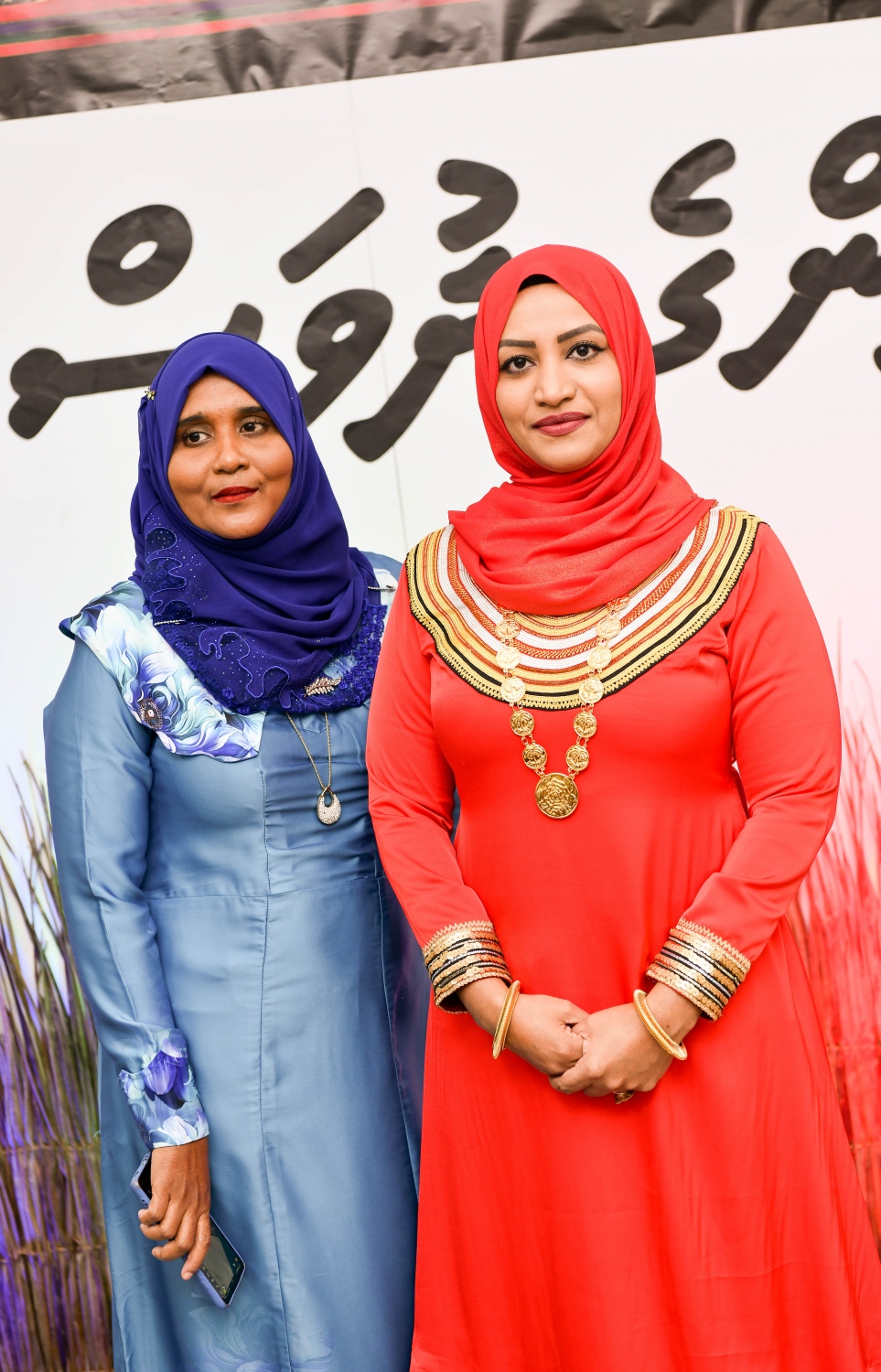 ޓްރާންސްޕޯޓް މިނިސްޓްރީން އަންހެނުންގެ ދުވަސް ފާހަގަކުރުމަށް އެ މިނިސްޓްރީގައި ބޭއްވި ހަފުލާގައި ޓްރާންސްޕޯޓް މިނިސްޓަރު އައިޝަތު ނަހުލާ އެކު އެ މިނިސްޓްރީގެ މުވައްޒަފަކު ފޮޓޯއަކަށް ހުއްޓިގެން.-- ފޮޓޯ: ނިޝާން އަލީ / މިހާރު