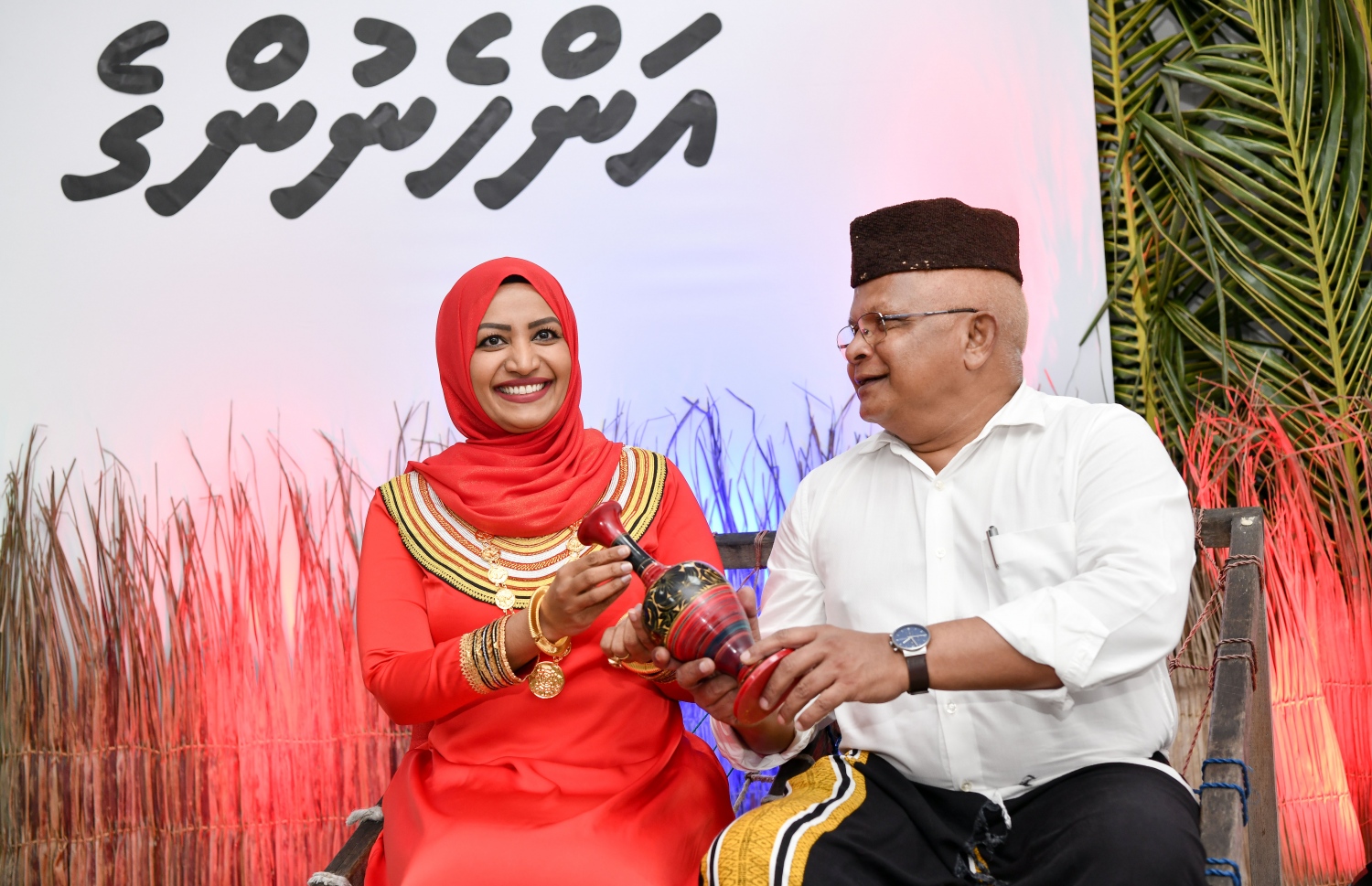 ޓްރާންސްޕޯޓް މިނިސްޓްރީން އަންހެނުންގެ ދުވަސް ފާހަގަކުރުމަށް އެ މިނިސްޓްރީގައި ބޭއްވި ހަފުލާގައި ޓްރާންސްޕޯޓް މިނިސްޓަރު އައިޝަތު ނަހުލާ ބައިވެރިވެވަަޑައިގަންނަވަނީ.-- ފޮޓޯ: ނިޝާން އަލީ / މިހާރު