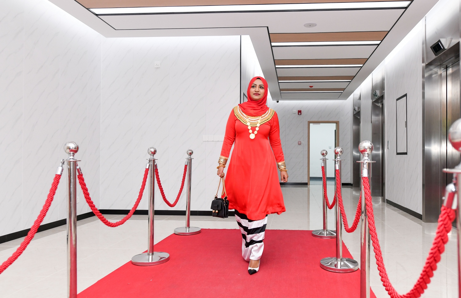 ހުޅުމާލެ- މާޗް 8، 2023: ޓްރާންސްޕޯޓް މިނިސްޓްރީން އަންހެނުންގެ ދުވަސް ފާހަގަކުރުމަށް އެ މިނިސްޓްރީގައި ބޭއްވި ހަފުލާއަށް ޓްރާންސްޕޯޓް މިނިސްޓަރު އައިޝަތު ނަހުލާ ވަަޑައިގަންނަވަނީ.-- ފޮޓޯ: ނިޝާން އަލީ / މިހާރު