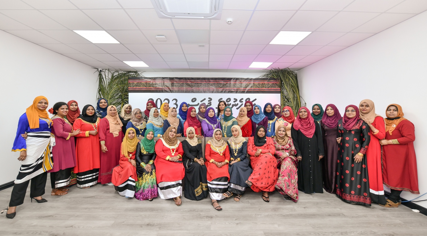 ޓްރާންސްޕޯޓް މިނިސްޓްރީން އަންހެނުންގެ ދުވަސް ފާހަގަކުރުމަށް އެ މިނިސްޓްރީގައި ބޭއްވި ހަފުލާ: އަންހެނުންގެ ދުވަސް ފާހަގަކުރުމުގެ ގޮތުން އެ މިނިސްޓްރީގެ ހުރިހާ މުވައްޒަފުން މިއަދު އޮފީހަށް ނިކުތީ ދިވެހި ހެދުމުގައި.-- ފޮޓޯ: ނިޝާން އަލީ / މިހާރު