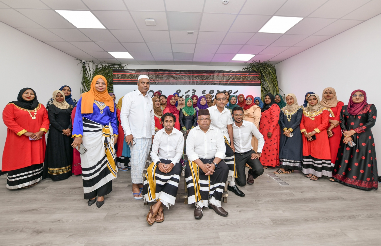 ޓްރާންސްޕޯޓް މިނިސްޓްރީން އަންހެނުންގެ ދުވަސް ފާހަގަކުރުމަށް އެ މިނިސްޓްރީގައި ބޭއްވި ހަފުލާ: އަންހެނުންގެ ދުވަސް ފާހަގަކުރުމުގެ ގޮތުން އެ މިނިސްޓްރީގެ ހުރިހާ މުވައްޒަފުން މިއަދު އޮފީހަށް ނިކުތީ ދިވެހި ހެދުމުގައި.-- ފޮޓޯ: ނިޝާން އަލީ / މިހާރު