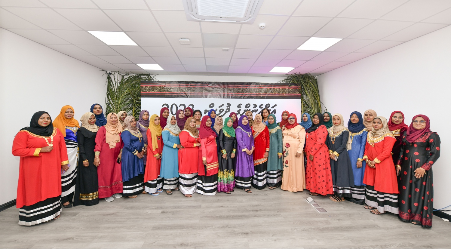 ޓްރާންސްޕޯޓް މިނިސްޓްރީން އަންހެނުންގެ ދުވަސް ފާހަގަކުރުމަށް އެ މިނިސްޓްރީގައި ބޭއްވި ހަފުލާ: އަންހެނުންގެ ދުވަސް ފާހަގަކުރުމުގެ ގޮތުން އެ މިނިސްޓްރީގެ ހުރިހާ މުވައްޒަފުން މިއަދު އޮފީހަށް ނިކުތީ ދިވެހި ހެދުމުގައި.-- ފޮޓޯ: ނިޝާން އަލީ / މިހާރު